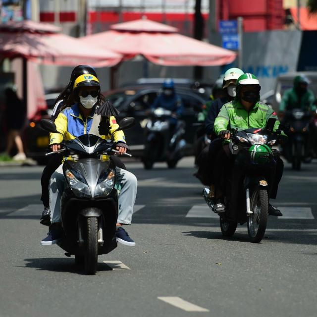 Motorbike taxi riders in the heat; Thanh Tùng