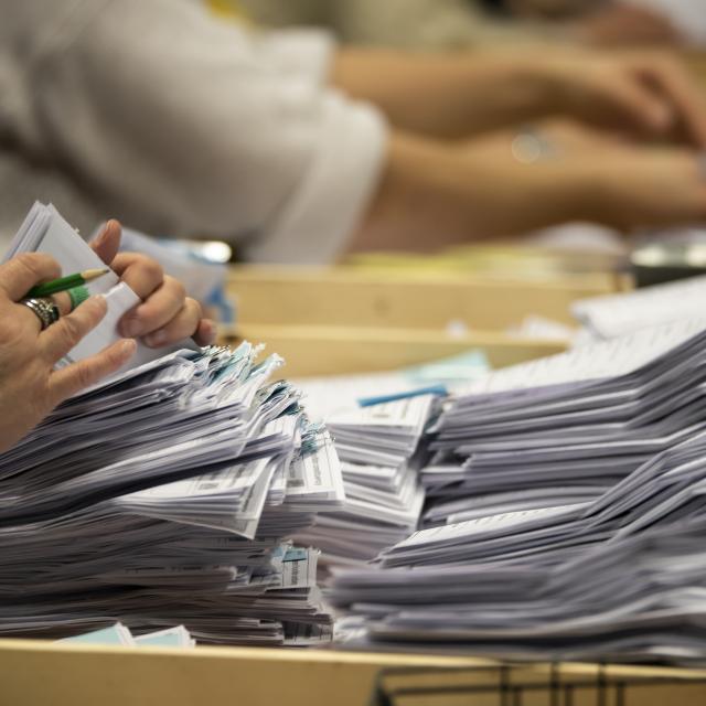 Counting ballot papers
